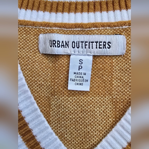 Urban Outfitters Golden Knit Top with White Trim - Picture 4 of 7